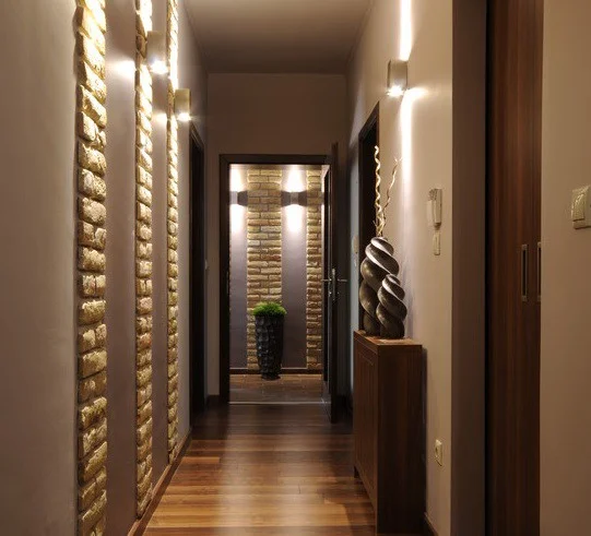 La lampara o aplique de pared ilumina una zona específica de la casa para reasaltarla más